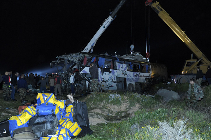 Selain menabrak dua bus, truk berisi penuh BBM itu juga menghantam sekitar 15 mobil pribadi.