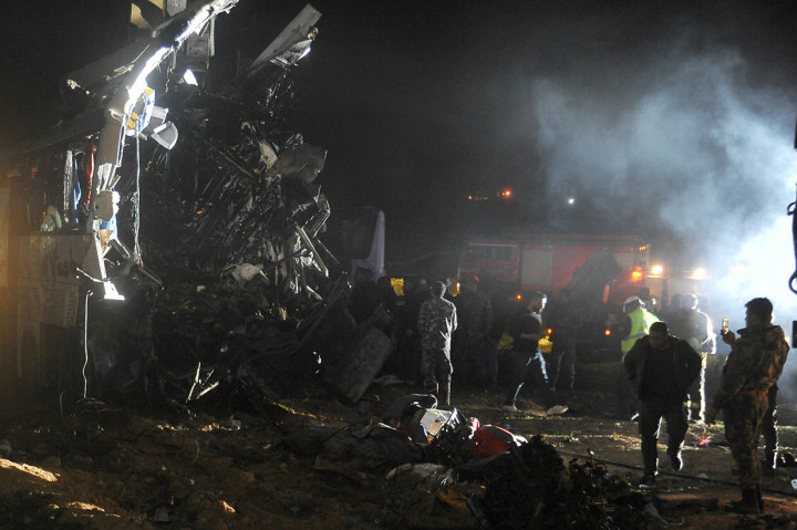 Pasukan penyelamat mengevakuasi bus penumpang yang hancur setelah bertabrakan dengan truk tangki bermuatan bahan bakar menabrak dua bus dan beberapa kendaraan di jalan yang menghubungkan ibu kota Suriah ke Provinsi Homs