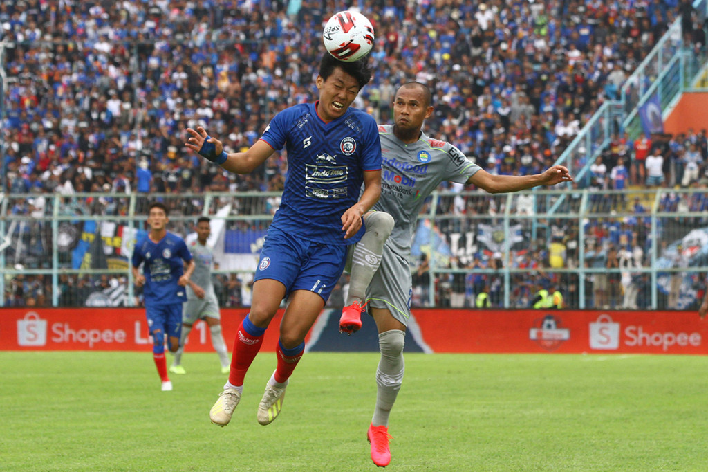 Persib mengalahkan Arema dengan skor 2-1. 
