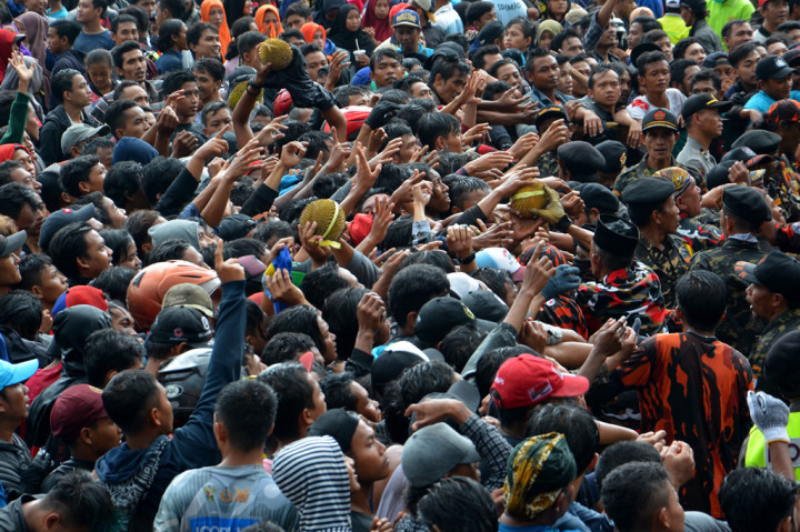 Warga di Kecamatan Wonosalam, Jombang, Jatim, menggelar Pesta Kenduri Buah Durian (KenDuren) 2020 di Lapangan Wonosalam, Minggu, 8 Maret 2020.  