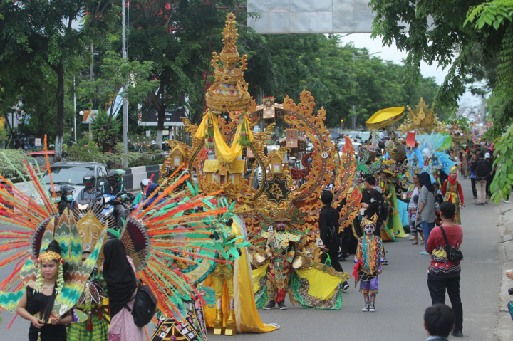 Peserta mengikuti karnaval dan parade massal Basasirangan pada acara Banjarmasin Sasirangan Festival 2020 di jalan Ahmad Yani Banjarmasin, Kalimantan Selatan, Minggu, 8 Maret 2020.