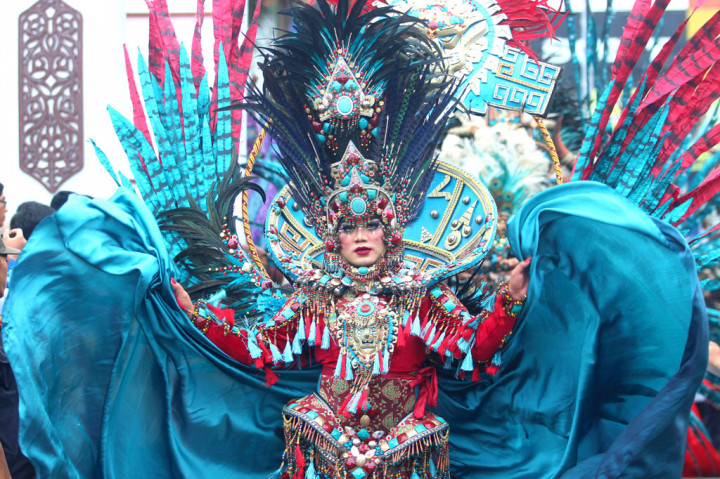 Peserta dari Jember Fashion Carnaval memeriahkan karnaval dan parade massal Basasirangan pada acara Banjarmasin Sasirangan Festival 2020 di jalan Ahmad Yani Banjarmasin, Kalimantan Selatan.