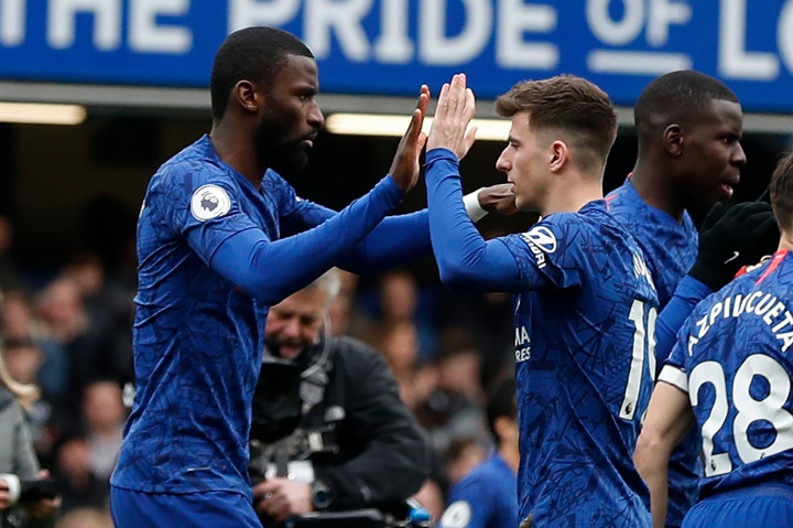 Gol perdana Chelsea dicetak oleh Mason Mount. Gelandang muda itu sukses mengonversi umpan Pedro Rodriguez untuk membawa The Blues unggul 1-0 menit 14'.