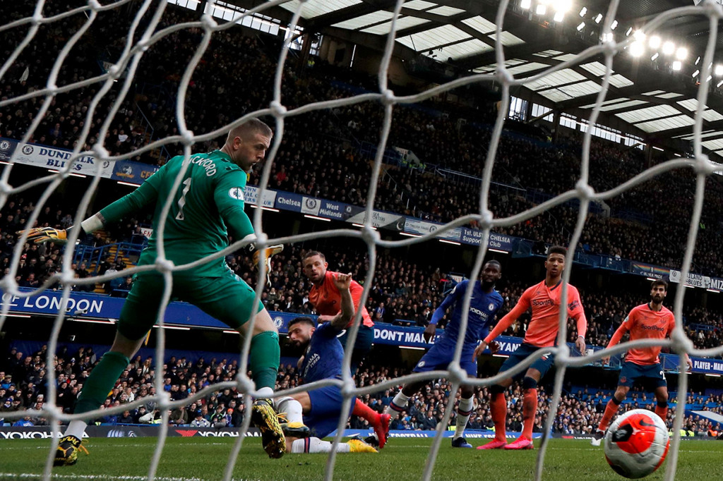 Tuan rumah makin tak terbendung. Seakan tidak ingin ketinggalan, Olivier Giroud memaksa kiper Jordan Pickford memungut bola dari gawangnya untuk keempat kalinya menit 54'.