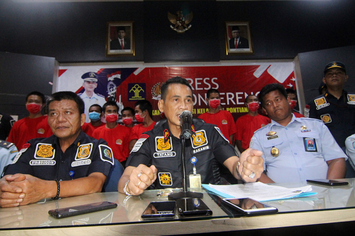 Kepala Kantor Imigrasi Kelas I TPI Pontianak Tatang Suheryadin (tengah) didampingi Kasi Intelijen dan Penindakan Syamsuddin (kiri) dan Kepala Stasiun Pengawasan Sumber Daya Kelautan dan Perikanan (PSDKP) Pontianak Erik Tambunan (kanan) menyampaikan keterangan pers di Kantor Imigrasi Kelas I TPI Pontianak di Pontianak, Kalimantan Barat. 