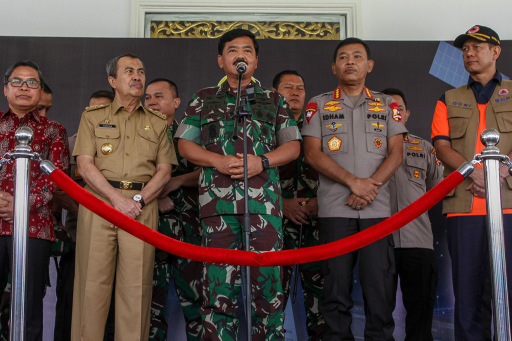Panglima TNI Marsekal TNI Hadi Tjahjanto (tengah) bersama Kapolri Jenderal Pol Idham Aziz (kedua kanan), Kepala BNPB Letjen TNI Doni Monardo (kanan), Gubernur Riau Syamsuar (kedua kiri) dan Wakil Menteri LHK Alue Dohong (kiri) memberikan keterangan pers usai peluncuran Aplikasi Dashboard Lancang Kuning Nusantara di Pekanbaru, Riau.