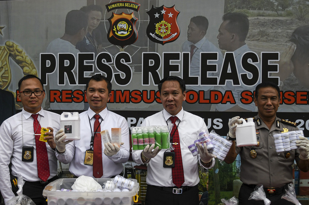 Kabid Humas Polda Sumatera Selatan Kombes Pol Supriadi (kanan) didampingi Direktur Reserse Kriminal Khusus Kombes Pol Anton Setiawan (kedua Kanan), Kasubdit Indagsi AKBP Richard Pakpahan (kedua kiri) menunjukkan barang bukti saat rilis kasus kosmetik ilegal di Polda Sumatera Selatan, Palembang.