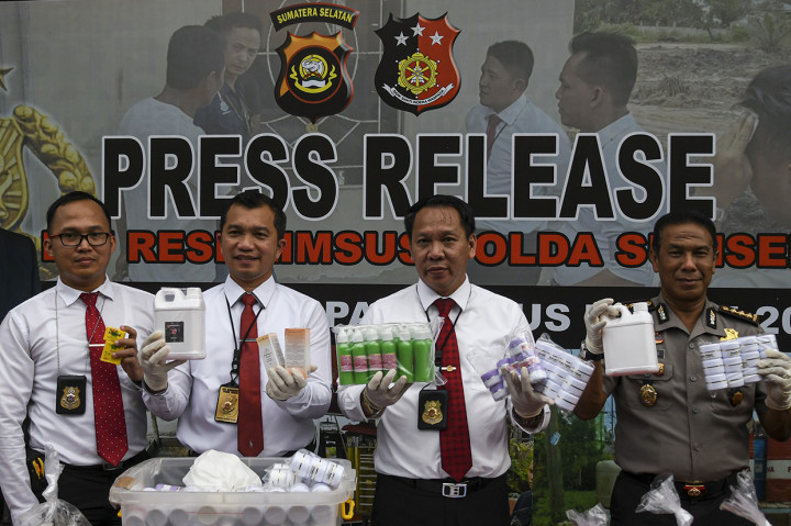 Kabid Humas Polda Sumatera Selatan Kombes Pol Supriadi (kanan) didampingi Direktur Reserse Kriminal Khusus Kombes Pol Anton Setiawan (kedua Kanan), Kasubdit Indagsi AKBP Richard Pakpahan (kedua kiri) menunjukkan barang bukti saat rilis kasus kosmetik ilegal di Polda Sumatera Selatan, Palembang.
