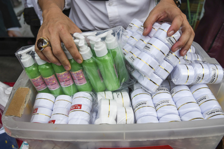 Polda Sumatera Selatan mengamankan satu orang tersangka serta barang bukti komestik ilegal sebanyak 3.428 buah kosmetik ilegal yang dijual melalui aplikasi jual beli online dan media sosial.