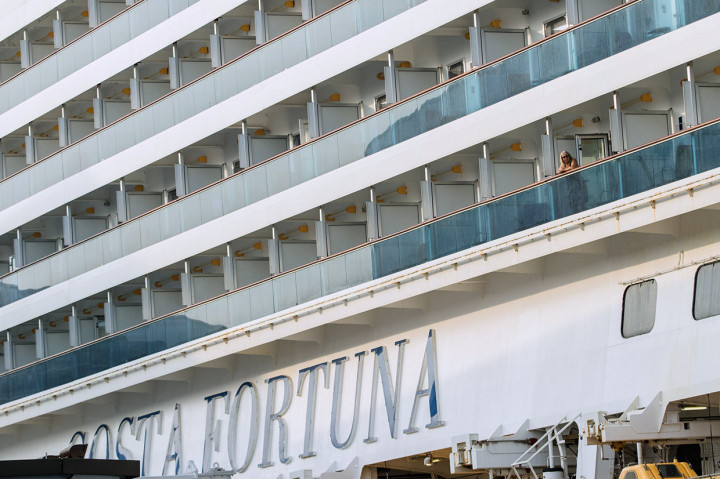Costa Fortuna ditolak merapat di pulau liburan Thailand, Phuket dan negara bagian Penang, Malaysia dalam beberapa hari terakhir, meski tidak ada dugaan kasus virus korona di antara penumpang dan awaknya. Kapal tersebut berlayar dari Singapura pada Selasa, 3 Maret lalu.