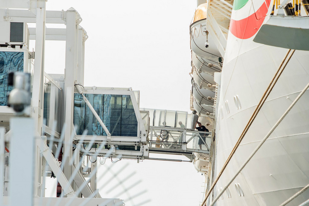 Dokter akan memeriksa penumpang dan kru sebelum mereka turun, dan semua orang akan menjalani pemeriksaan suhu sebelum memasuki Singapura, kata otoritas pelabuhan dan dewan pariwisata negara kota itu.