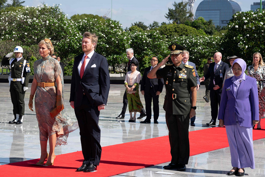 Raja Belanda Willem-Alexander dan Ratu Maxima Zorreguieta Cerruti didampingi Komandan Garnisun Tetap I/Jakarta Brigjen Syafruddin berziarah ke Taman Makam Pahlawan (TMP) Kalibata, Jakarta, Selasa, 10 Maret 2020. Brigjen Syafruddin memimpin penghormatan dan mengheningkan cipta.