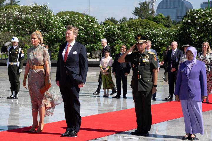 Raja Belanda Willem-Alexander dan Ratu Maxima Zorreguieta Cerruti didampingi Komandan Garnisun Tetap I/Jakarta Brigjen Syafruddin berziarah ke Taman Makam Pahlawan (TMP) Kalibata, Jakarta, Selasa, 10 Maret 2020. Brigjen Syafruddin memimpin penghormatan dan mengheningkan cipta.