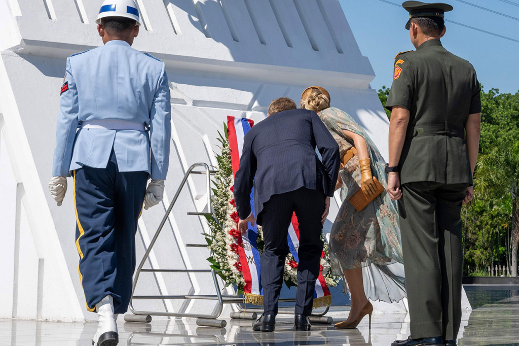 Keduanya meletakkan karangan bunga di tugu monumen TMP Kalibata. 