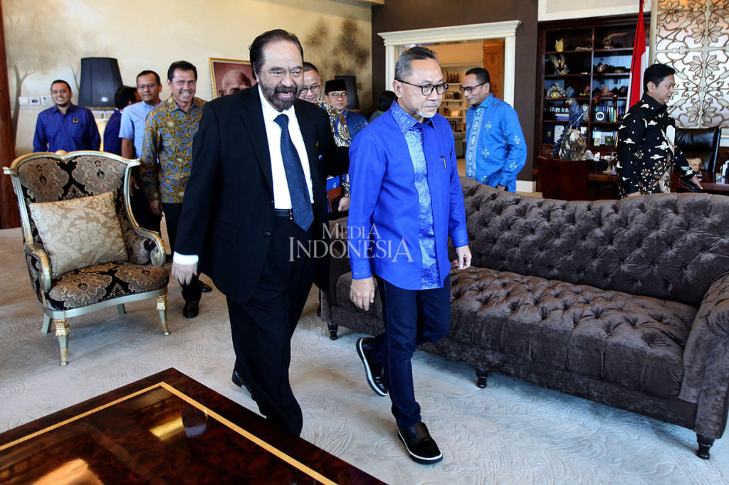 Ketua Umum Partai NasDem Surya Paloh menerima kunjungan Ketua Umum Partai Amanat Nasional (PAN) Zulkifli Hasan di Kantor DPP NasDem, Gondangdia, Jakarta, Selasa, 10 Maret 2020. Zulhas beserta rombongan tiba sekitar pukul 10.50 WIB.