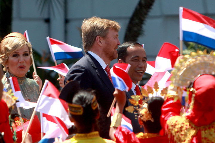 Raja dan Ratu Belanda disambut langsung oleh Presiden Joko Widodo dan Ibu Negara Iriana Joko Widodo di Istana Kepresidenan Bogor. Lambaian bendera kedua negara dari anak-anak yang berpakaian adat nusantara mewarnai penyambutan tersebut.