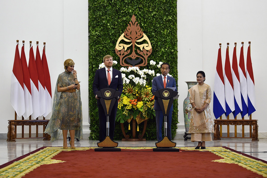Presiden Joko Widodo (kedua kanan) didampingi Ibu Negara Iriana Joko Widodo (kanan) dan Raja Belanda Willem Alexander (kedua kiri) didampingi Ratu Maxima Zorreguieta Cerruti memberikan pernyataan pers saat kunjungan kenegaraan di Istana Bogor, Jawa Barat.