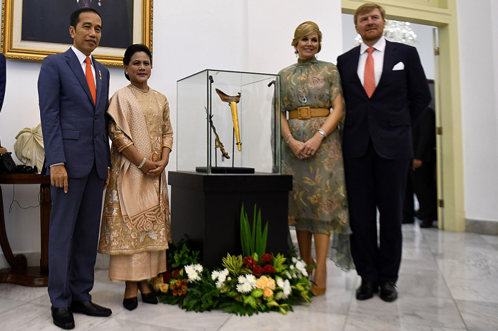 Presiden Joko Widodo (kiri) didampingi Ibu Negara Iriana Joko Widodo (kedua kiri) dan Raja Belanda Willem Alexander (kanan) didampingi Ratu Maxima Zorreguieta Cerruti berfoto disamping keris Pangeran Diponegoro disela kunjungan kenegaraan di Istana Bogor, Jawa Barat.