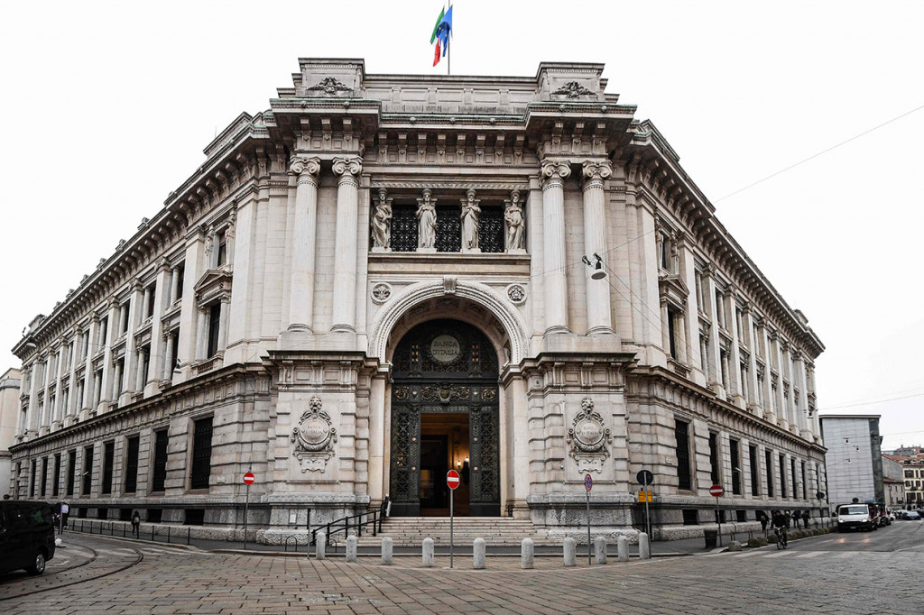 Pemerintah Italia menutup seluruh wilayahnya mulai Selasa, 10 Maret 2020 hingga 3 April 2020, demi menekan penyebaran jenis baru virus korona (covid-19). Pengumuman tersebut disampaikan langsung Perdana Menteri Giuseppe Conte, Senin.