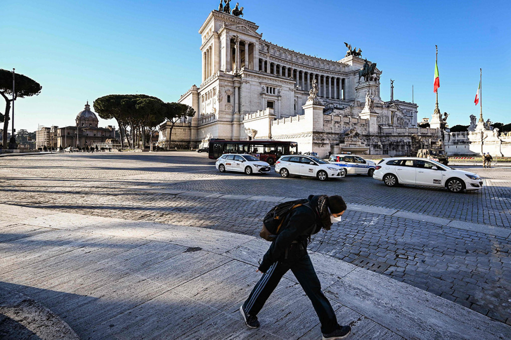 PM Conte mengatakan seluruh kegiatan di luar ruangan akan dilarang, sementara penyelenggaraan pertandingan olahraga, termasuk kompetisi sepakbola Seri A, terpaksa ditunda.