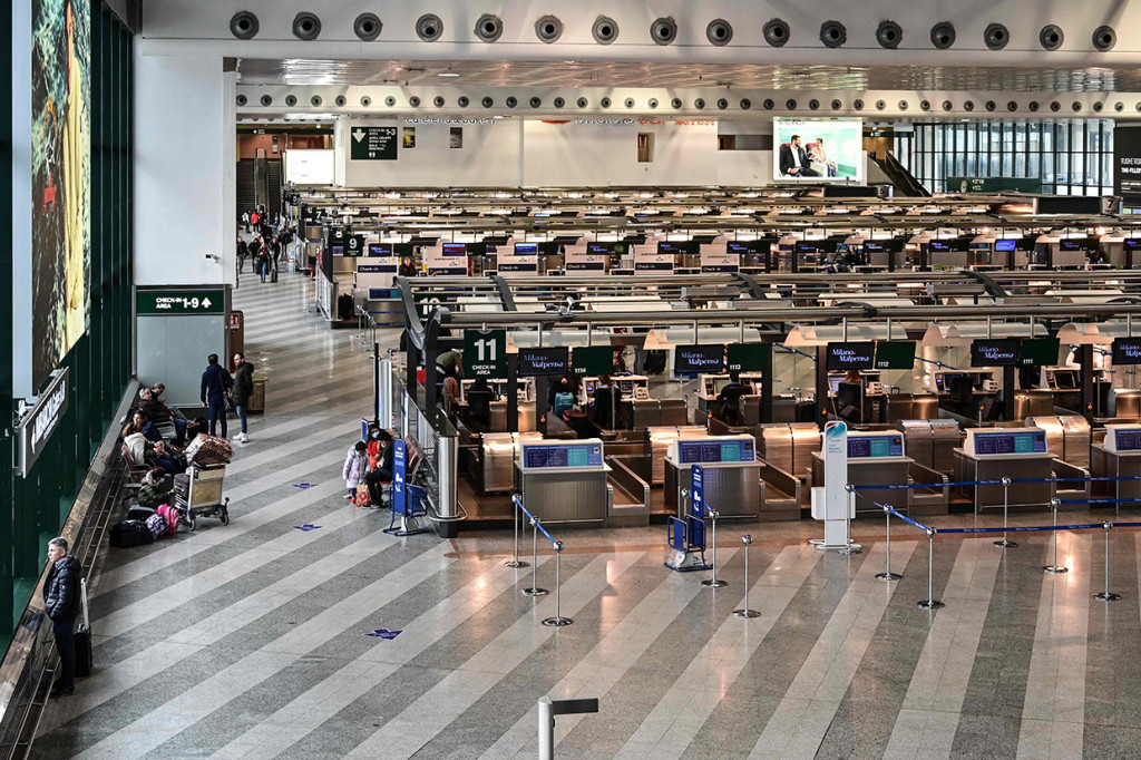 Suasana Bandara Milan Malpensa yang lebih sepi dari biasanya. Bandara ini adalah bandara terbesar kedua di Italia setelah di Roma. AFP Photo/Miguel Medina