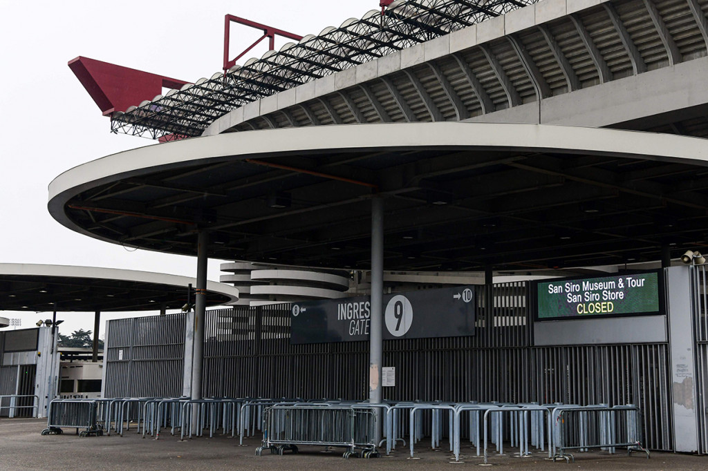 Wabah virus korona pun berdampak pada pariwisata. Sejumlah destinasi wisata ditutup. Stadion San Siro tempat AC Milan dan Inter Milan ditutup. AFP Photo/Piero Cruciatti