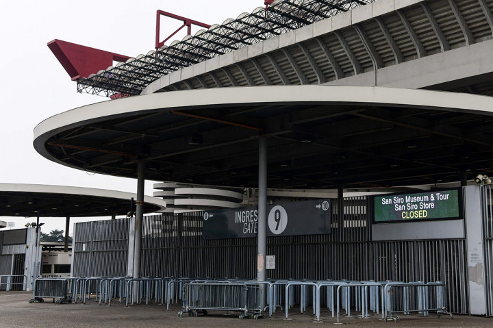 Wabah virus korona pun berdampak pada pariwisata. Sejumlah destinasi wisata ditutup. Stadion San Siro tempat AC Milan dan Inter Milan ditutup. AFP Photo/Piero Cruciatti