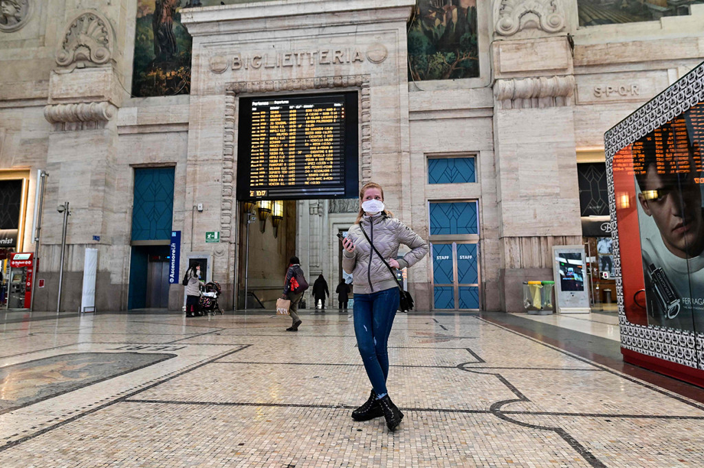 Stasiun Milano Central pada jam berangkat kerja juga lebih lengang. AFP Photo/Miguel Medina