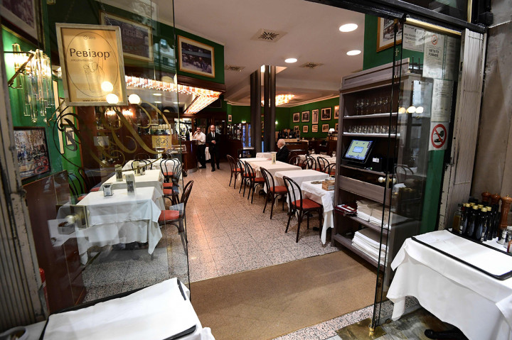 Suasana restoran di sekitar Katedral Duomo, Milan.