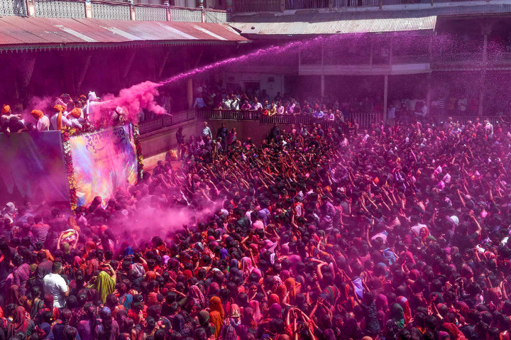 Kemeriahan perayaan Festival Holi di Kuil Swupramayan Kalupur, Ahmedabad, Selasa, 10 Maret 2020. Afp Photo/Sam Panthaky