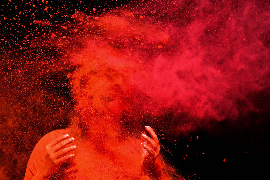 Cara merayakan festival ini yakni dengan melempar bubuk warna-warni kepada siapa pun baik teman, keluarga, orang asing hingga traveler, semua saling tumpah ruah untuk mengikuti festival. Afp Photo/Indranil Mukherjee