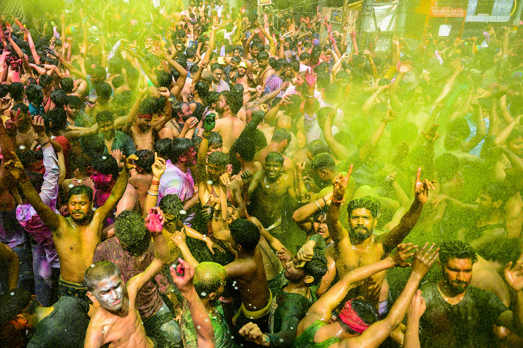Warna-warna terang yang digunakan pada festival ini dipercaya melambangkan energi, kehidupan, dan datangnya musim semi. Afp Photo/Indranil Mukherjee
