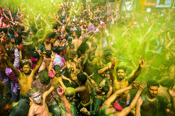 Warna-warna terang yang digunakan pada festival ini dipercaya melambangkan energi, kehidupan, dan datangnya musim semi. Afp Photo/Indranil Mukherjee

