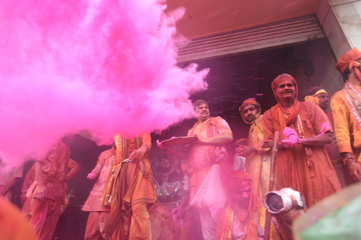 Di Desa Nandgaon di Uttar Pradesh, warga setempat tetap merayakan tradisi ini dengan lebih awal. Mereka mengaku tidak ingin kegiatan tersebut terhenti karena virus Korona. AFP Photo/Money Sharma
