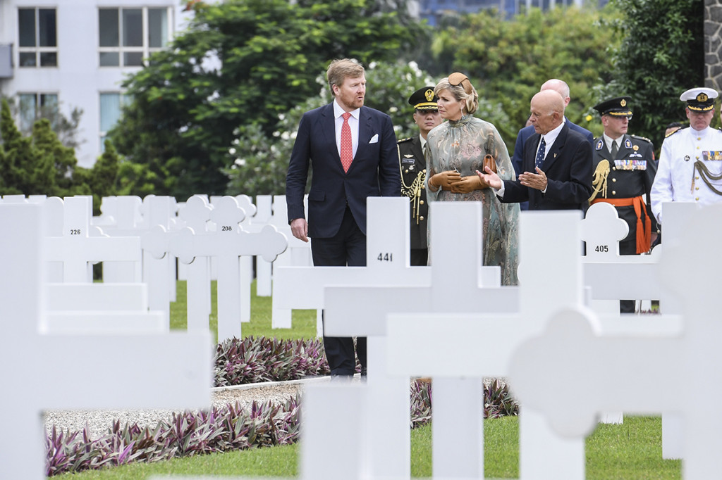 Raja Belanda Willem Alexander (kiri) didampingi Ratu Maxima Zorreguieta Cerruti (tengah) berbincang dengan Direktur Oorlogs Graven Stichting (Yayasan Makam Kehormatan Belanda) Robbert Van De Rijdt (kanan) saat berkunjung ke Ereveld Menteng Pulo, Jakarta.