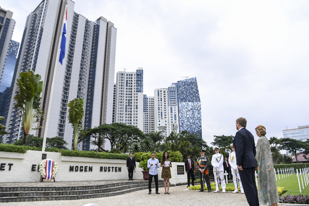 Kunjungan Raja dan Ratu Belanda itu juga diisi dengan peletakan karangan bunga dan mendengarkan pembacaan puisi. 
