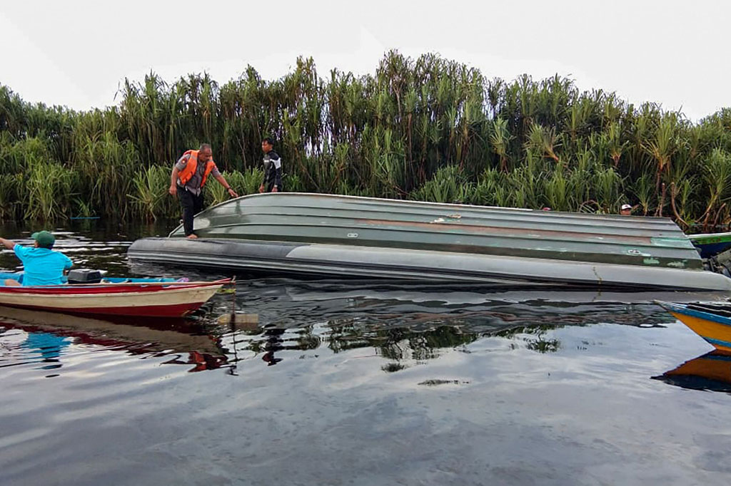 Diberitakan sebelumnya, loang boat L300 milik Dinas Kehutanan Provinsi Kalimantan Tengah bertabrakan dengan kapal cepat TNI AD Den Bekang XII/Tpr yang hendak melakukan pengecekan lokasi kunjungan Raja dan Ratu Belanda yang akan datang ke Kota Palangkaraya. Sebanyak 27 korban ditemukan, tujuh di antaranya meninggal dunia.