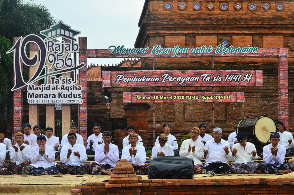 Sejumlah tokoh masyarakat beroda saat pembukaan Ta'sis atau perayaan hari jadi Masjid Al-Aqsha Menara Kudus ke-485 di Desa Kauman, Kudus, Jawa Tengah.