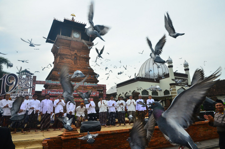 Sejumlah tokoh masyarakat melepas Burung Merpati sebanyak 485 ekor sebagai simbol perdamaian saat pembukaan Ta'sis atau perayaan hari jadi Masjid Al-Aqsha Menara Kudus ke-485 di Desa Kauman, Kudus, Jawa Tengah.