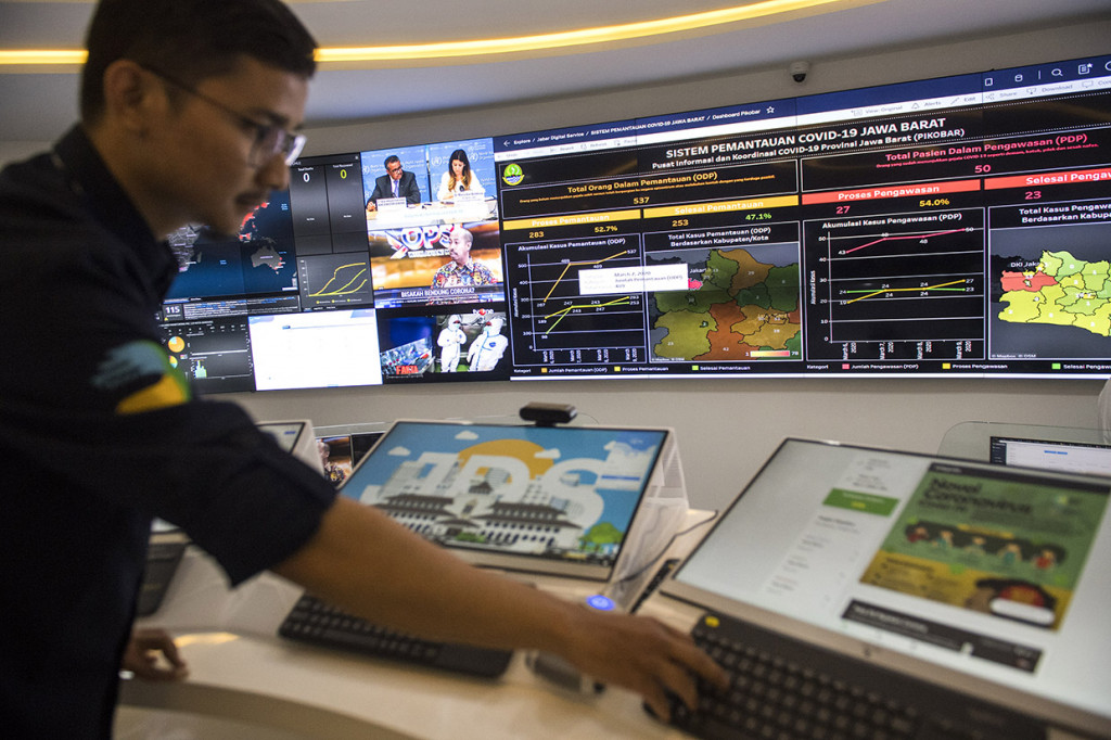 Petugas memantau grafik penyebaran Covid-19 di Pusat Informasi dan Koordinasi Covid-19 di Bandung, Jawa Barat.