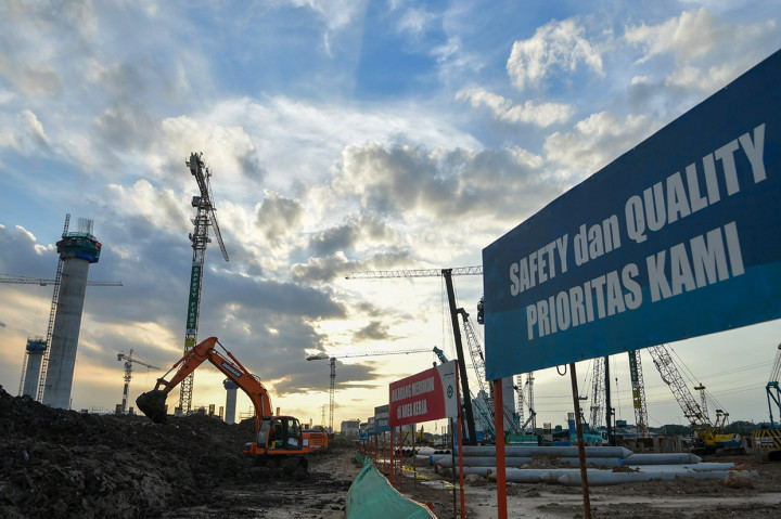 Pekerja menyelesaikan proyek pembangunan 'Jakarta International Stadium' atau Stadion Bersih, Manusiawi dan Wibawa (BMW) di kawasan Papanggo, Tanjung Priok, Jakarta.