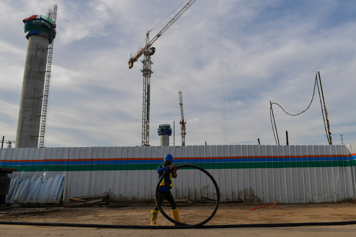Pekerja menggulung kabel pada proyek pembangunan 'Jakarta International Stadium' atau Stadion Bersih, Manusiawi dan Wibawa (BMW) di kawasan Papanggo, Tanjung Priok, Jakarta.