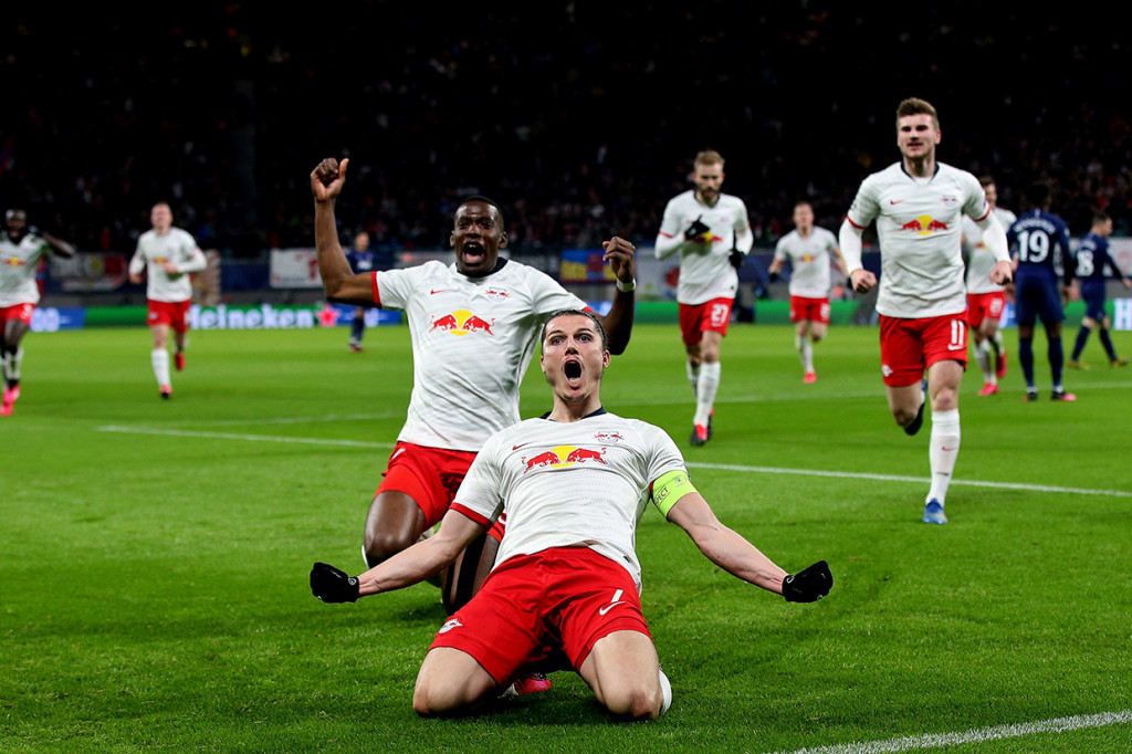 Die Roten Bullen menggandakan keunggulan pada menit ke-21. Lagi-lagi, gol dicetak oleh Sabitzer yang sukses memanfaatkan umpan dari Angelino. AFP Photo/Ronny Hartmann