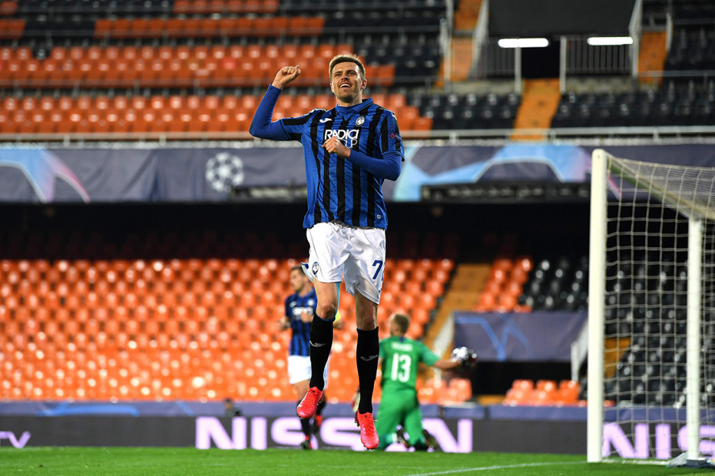 Josip Ilicic melakukan selebrasi usai mencetak gol kemenangan ke gawang Valencia.