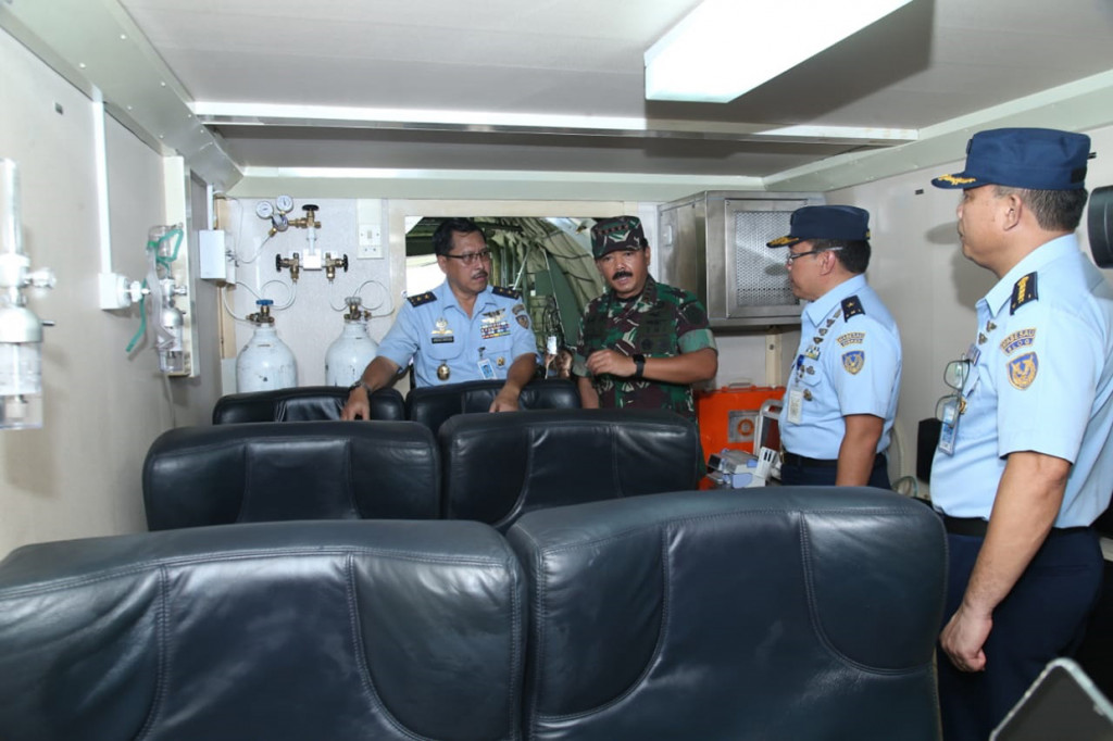 Panglima TNI Marsekal (TNI) Hadi Tjahjanto didampingi Kadiskesau Marsma TNI Isdwiranto  melihat sejumlah fasilitas saat meninjau Kontainer Isolasi Medik Udara (KIMU) TNI AU yang terpasang pada pesawat Hercules C-130 A-1327 di Skadron Teknik 021 Lanud Halim Perdanakusuma, Jakarta Timur.