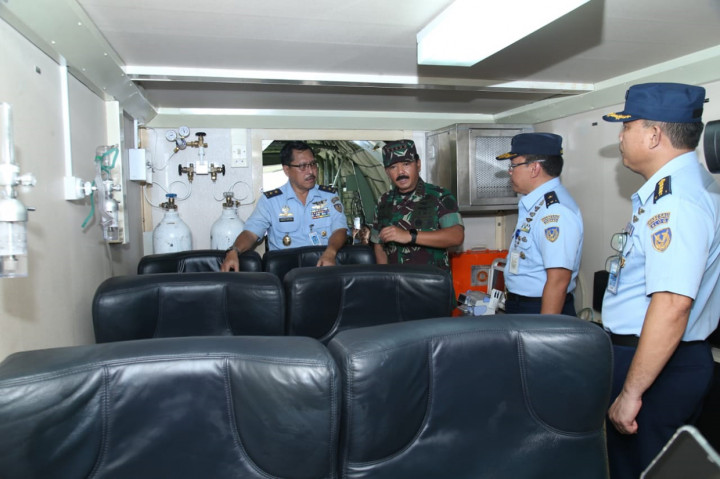 Panglima TNI Marsekal (TNI) Hadi Tjahjanto didampingi Kadiskesau Marsma TNI Isdwiranto  melihat sejumlah fasilitas saat meninjau Kontainer Isolasi Medik Udara (KIMU) TNI AU yang terpasang pada pesawat Hercules C-130 A-1327 di Skadron Teknik 021 Lanud Halim Perdanakusuma, Jakarta Timur.