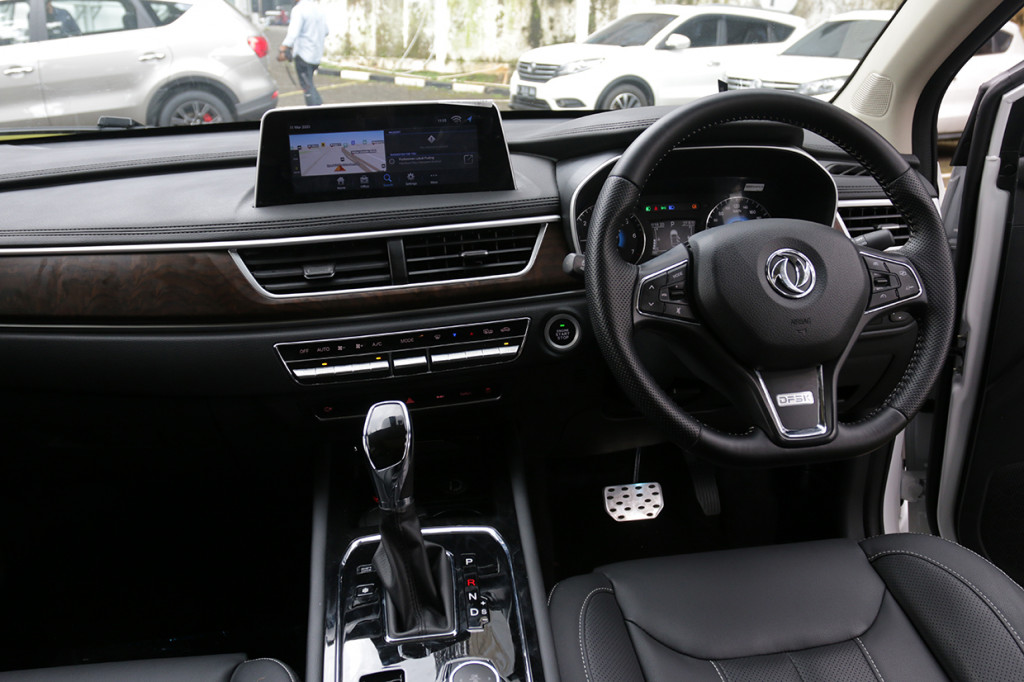 Fitur i-Talk dengan kemampuan Voice Command memang menjadi salah satu nilai lebih yang ditawarkan SUV rakitan Cikande Banten tersebut.