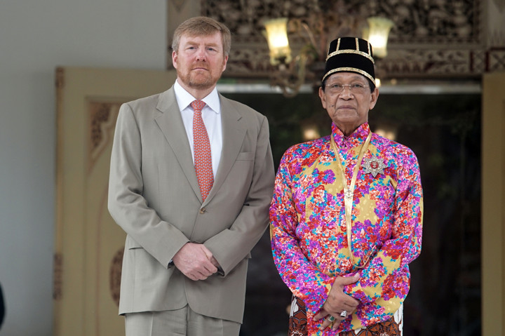 Raja Belanda Willem Alexander (kiri) bersama Raja Keraton Yogyakarta, Sri Sultan HB X (kanan) saat melakukan kunjungan di Keraton Yogyakarta.

