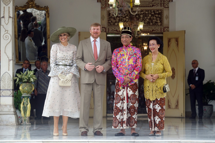 
Raja Belanda Willem Alexander (kedua kiri) dan Ratu Maxima (kiri) berfoto bersama Raja Keraton Yogyakarta, Sri Sultan HB X (kedua kanan) dan GKR Hemas (kanan) saat melakukan kunjungan di Keraton Yogyakarta.