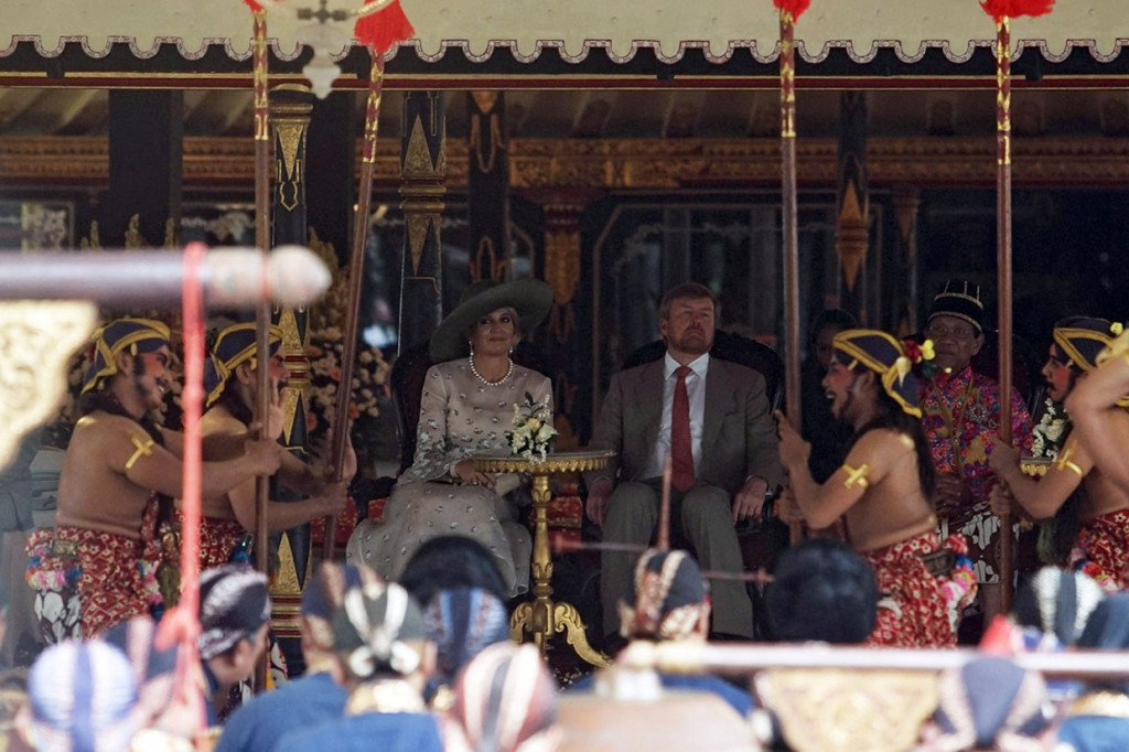 Raja Belanda Willem Alexander (kedua kiri) dan Ratu Maxima (kiri) menyaksikan tarian Lawung Ageng bersama Raja Keraton Yogyakarta, Sri Sultan HB X (kanan) saat melakukan kunjungan di Keraton Yogyakarta.
